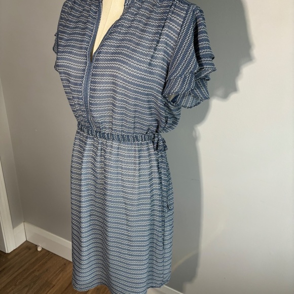 H&M Flutter Sleeve Dress, Dark Blue and white Pattern, V neck, SZ 10, li… - Picture 6 of 9